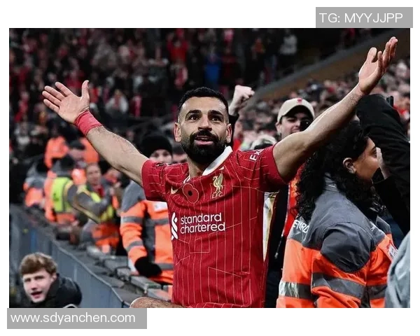 足球明星在赛场上以绝佳表现打败了强敌赢得荣誉与掌声